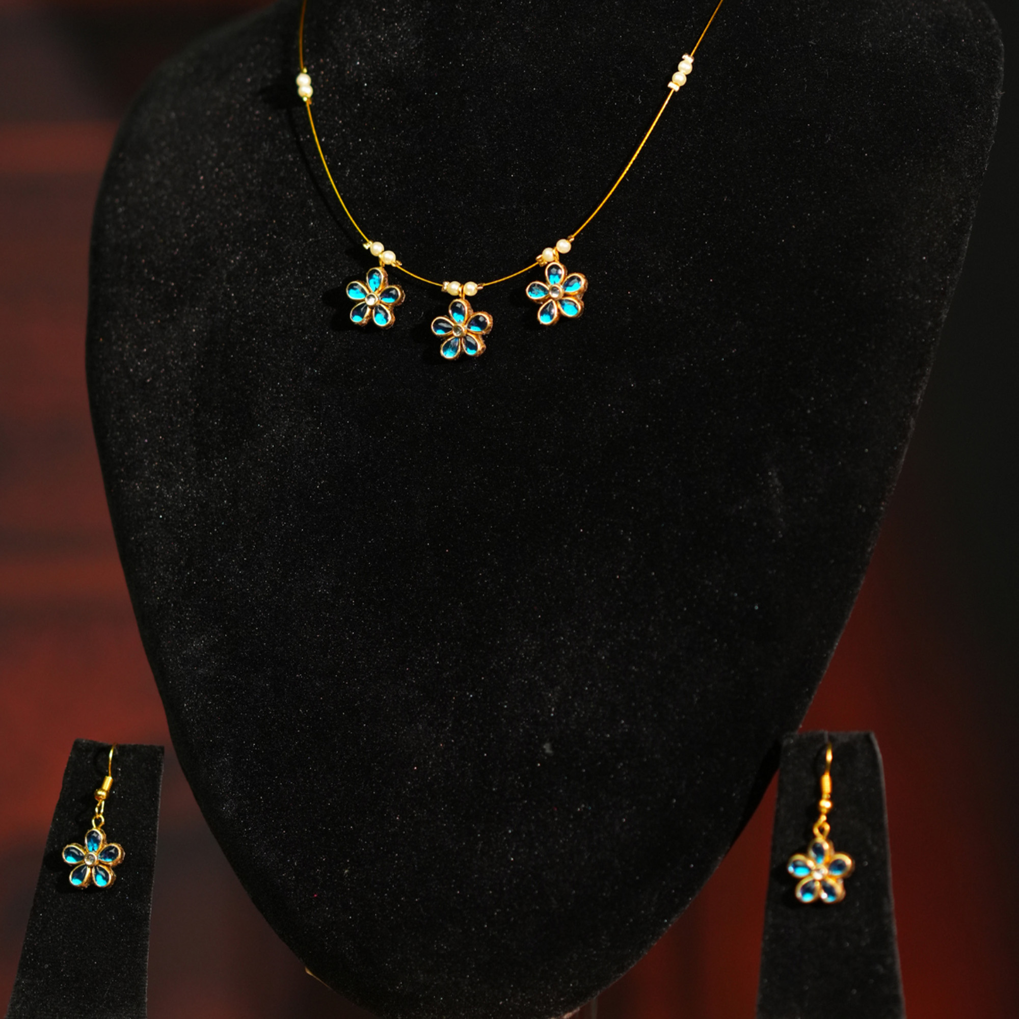Azure Bloom Invisible Chain Close-Up Product Image