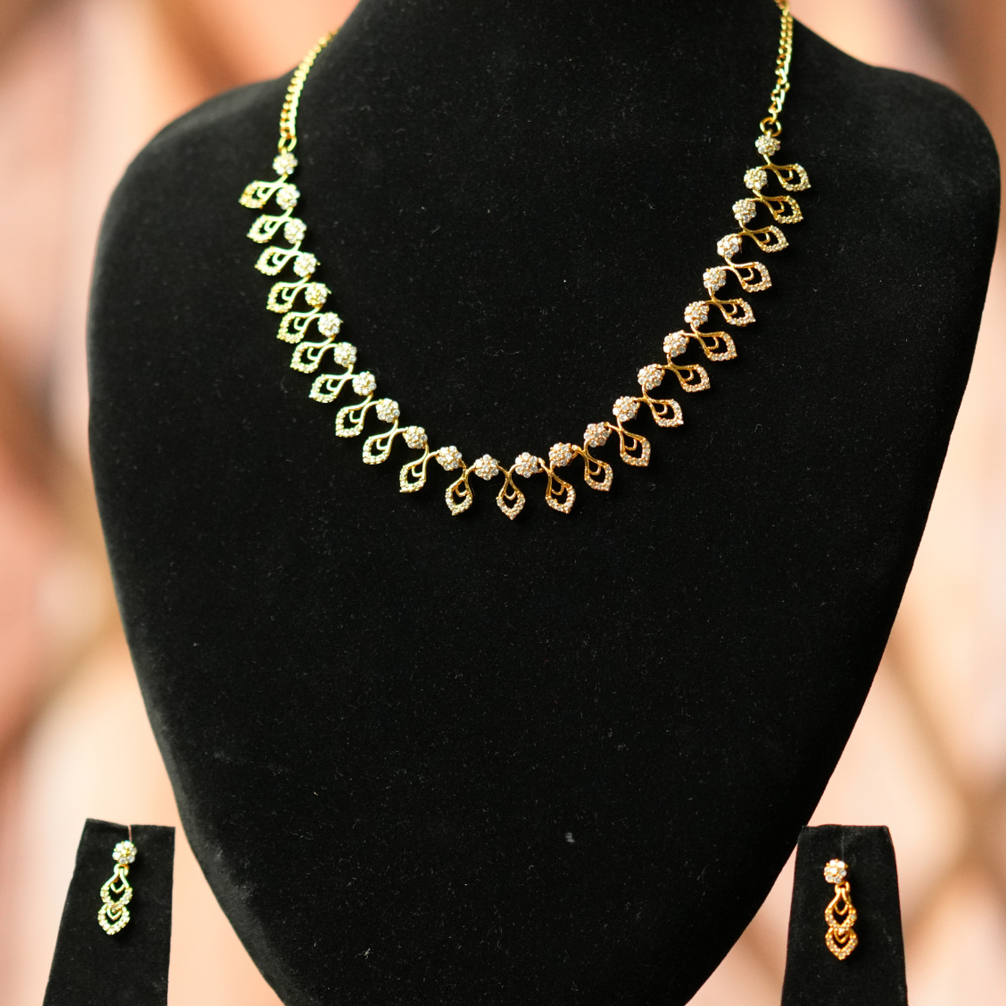 sklazo-premium-circle-link-necklace-set-1 Peacock Feather Bloom Gold Necklace Set on Jewellery Bust
